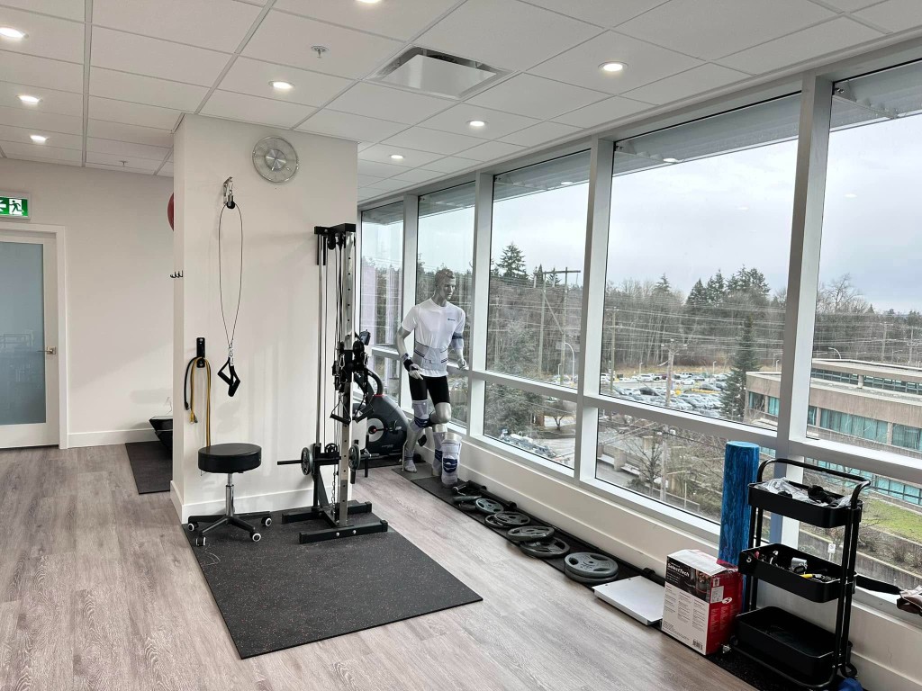 Physiotherapist treating patient at All-Pro Physio Surrey BC